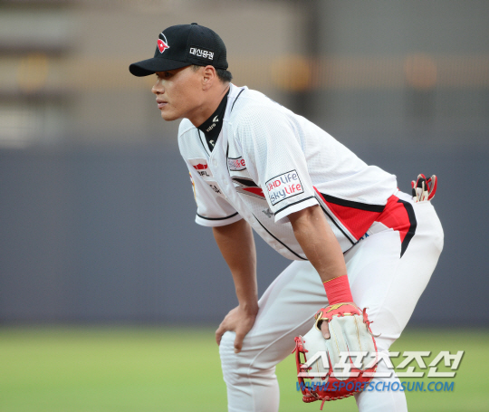 [포토] 경기 출전한 김상현, 결국 4회 교체!