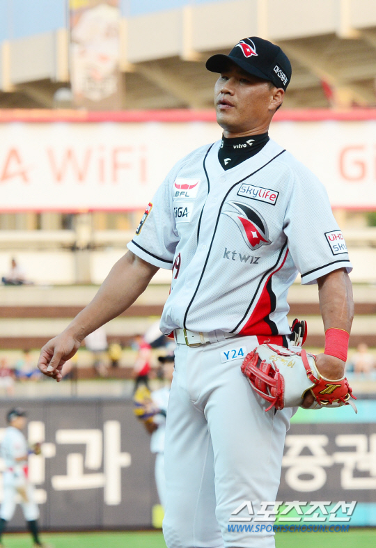 [포토] 경기 출전 강행 김상현, 결국 4회 교체!