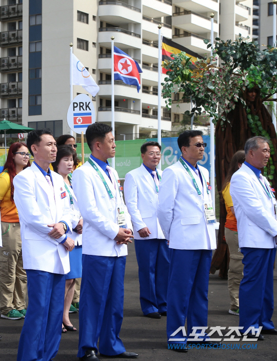 [리우포토] 리우 올림핀 선수촌에 게양된 인공기