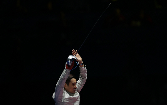 김정환이 10일 오후(현지시간) 브라질 리우데자네이루 바하 올림픽파크 카리오카 경기장에서 열린 펜싱 남자 사브레 3,4위전에서 동메달을 확정지은 뒤 기뻐하고 있다./2016.8.10/리우데자네이루=올림픽사진공동취재단H