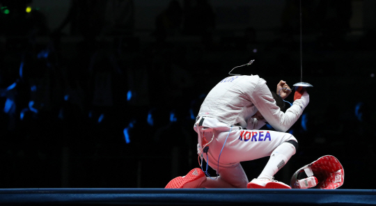 김정환 사브르 동메달남자펜싱 김정환이 10일(현지시간) 브라질 리우데자네이루 바하 올림픽파크 카리오카 경기장3에서 열린 펜싱 남자 개인 사브르 동메달 결정전에서 이란의 모이타바 아베디니를 꺾은 뒤 기뻐하고 있다/2016.8.10/ 리우데자네이루=올림픽사진공동취재단 J