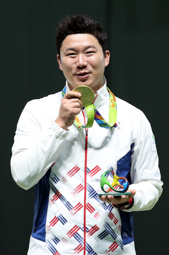진종오 선수가 10일 오후 (현지시간) 브라질 리우데자네이루 데오도루 올림픽 사격장에서 열린 남자 50m 권총 시상식에서 메달을 들어보이고 있다./2016.8.10/리우데자네이루=올림픽사진공동취재단 k