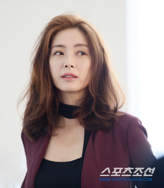 [독점!스타라치] 18년 만에 악녀 변신 앞둔 송윤아의 두 얼굴