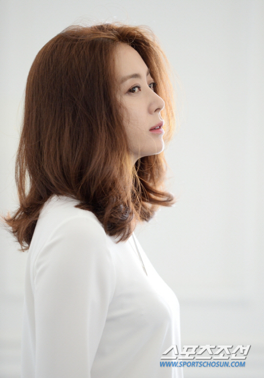 [독점!스타라치] 18년 만에 악녀 변신 앞둔 송윤아의 두 얼굴