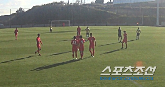 22일 포르투갈 리스본에서 신태용호가 포르투갈 전지훈련 첫번째 연습경기를 가졌다. 조영욱이 두번째골을 성공한 뒤 동료들과 기쁨을 나누고 있다. 리스본(포르투갈)=이건 스포츠조선닷컴 기자