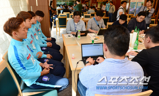 U-20 대표팀 미디어 데이가 1일 오후 경기도 파주NFC에서 열렸다. 미디어 데이 행사에서 이승우 등 선수들이 라운드 인터뷰를 진행하고 있다.파주=김경민 기자 kyungmin@sportschosun.com / 2017.05.01.