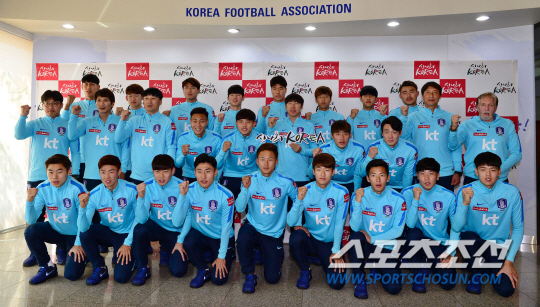 U-20 대표팀 미디어 데이가 1일 오후 경기도 파주NFC에서 열렸다. 미디어 데이 행사에서 선수들과 코칭스텝이 화이팅을 외치고 있다.파주=김경민 기자 kyungmin@sportschosun.com / 2017.05.01.