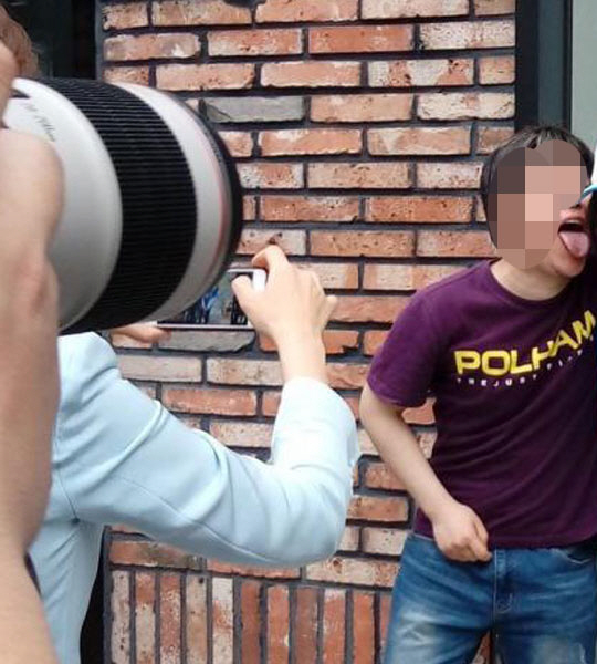 '유담 성희롱' 홍대 현장 영상 보니…돌발 행동에 유담 '당황'