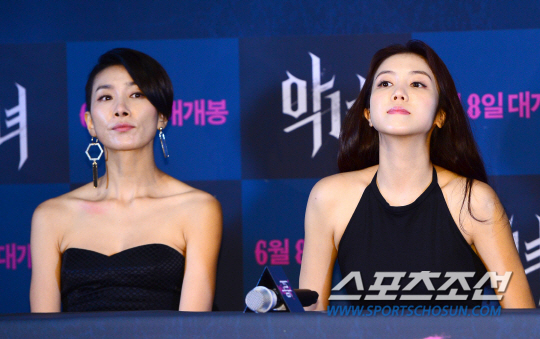 30일 오후 서울 광진구 자양동 건대입구 롯데시네마에서 영화 '악녀'(감독 정병길) 언론시사회가 열렸다. 영화 '악녀'는 살인병기로 길러진 최정예 킬러 숙희가 그녀를 둘러싼 비밀과 음모를 깨닫고 복수에 나서는 강렬한 액션 영화다.시사회에 참석한 배우 김서형, 김옥빈.송정헌 기자 songs@sportschosun.com/2017.05.30