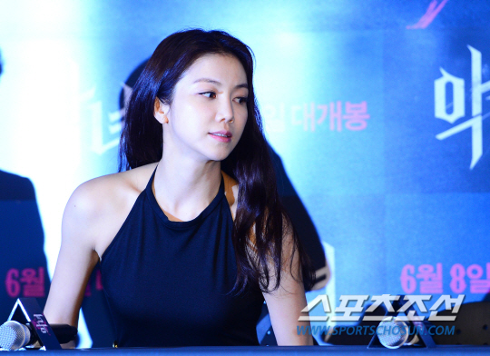 30일 오후 서울 광진구 자양동 건대입구 롯데시네마에서 영화 '악녀'(감독 정병길) 언론시사회가 열렸다. 영화 '악녀'는 살인병기로 길러진 최정예 킬러 숙희가 그녀를 둘러싼 비밀과 음모를 깨닫고 복수에 나서는 강렬한 액션 영화다.시사회에 참석한 배우 김옥빈.송정헌 기자 songs@sportschosun.com/2017.05.30