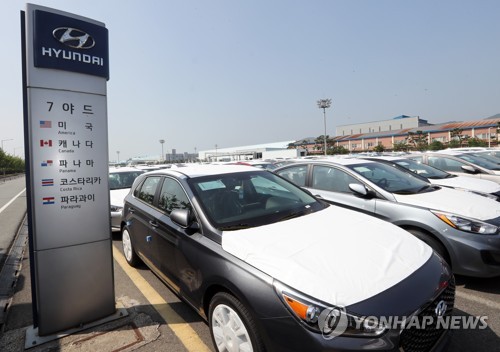 (울산=연합뉴스) 이상현 기자 = 미국 정부가 한미 자유무역협정(FTA) 개정 협상을 공식화하면서 한국 자동차 업계에 시름이 깊어졌다. 13일 현대자동차 수출 야적장에 미국으로 팔려나갈 자동차들이 주차돼 있다. 2017.7.13