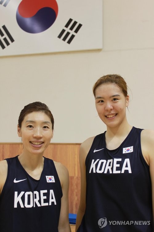(진천=연합뉴스) 고미혜 기자 = FIBA 여자 농구 아시아컵을 앞두고 지난 17일 충북 진천선수촌에서 여자 농구 국가대표팀의 '맏언니' 임영희(왼쪽·37)와 '막내' 박지수(19)가 인터뷰하고 있다. 임영희와 서동철 감독(49)과의 나이 차이보다도 더 벌어지는 격차지만 이날 만난 두 선수는 나이 차를 인식하지 못한다고 입을 모았다. mihye@yna.co.kr