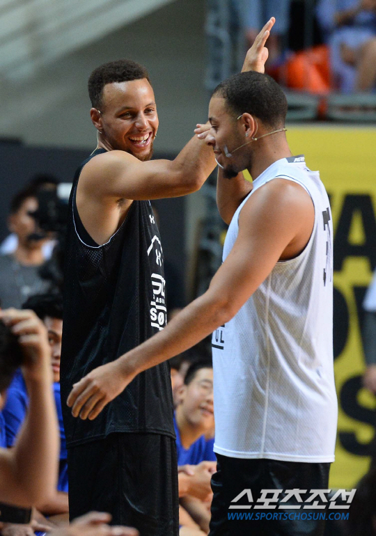 NBA 슈퍼스타 스테판 커리 (골든 스테이트 워리어스)가 16일 서울 장충체육관 열린 '언더아머-스테판 커리 라이브 인 서울' 행사에서 농구 스킬을 전수하고 있다.장충=최문영 기자 deer@sportschosun.com /2017.07.26/