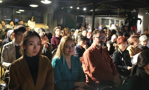 (이스탄불=연합뉴스) 하채림 특파원 = 6일 밤(현지시간) 이스탄불의 한 문화공간에서 열린 한·터키 문학의 밤에서 참석자들이 행사가 시작되기를 기다리고 있다. 2017.11.6