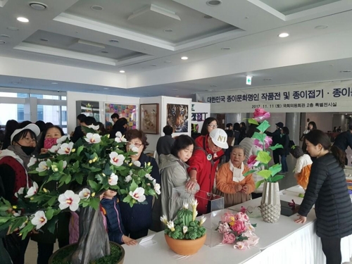 11일 '제1회 대한민국 종이접기 역사 포럼'이 열리는 국회의원회관 대회의실 앞 로비에서는 종이작품전시회가 열렸다.