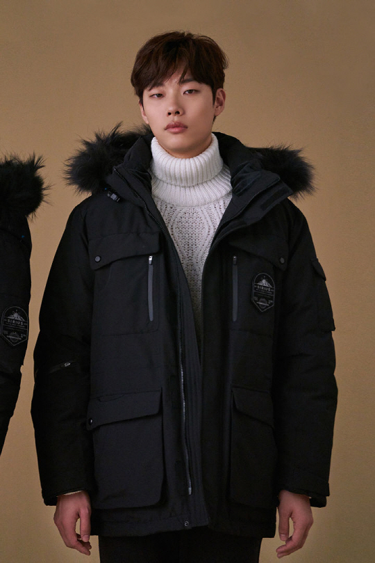 "이 눈빛, 빠져든다" 류준열 '출구없는 현실 남친 매력'[화보]