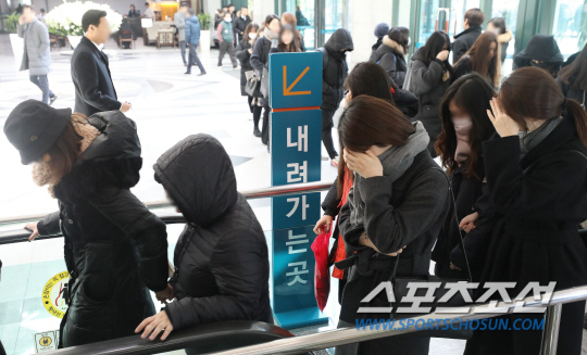 18일 사망한 故 샤이니 종현의 빈소가 서울 풍납동 서울아산병원에 마련됐다. 향년 27세 샤이니 종현은 강남구 청담동 레지던스에서 쓰러진 채 발견, 병원에 옮겨진 후 사망 판정을 받았다. 일반인 조문은 같은 병원 장례식장 지하 1층 3호실을 통해 가능하다. 발인은 오는 21일 9시, 장지는 미정이다.