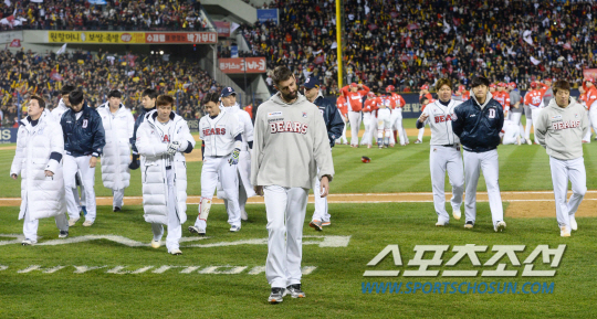 30일 서울 잠실야구장에서 열린 2017 KBO리그 한국시리즈 5차전에서 두산을 누르고 KIA가 우승을 확정지었다. 시리즈 전적 1대4로 KIA에게 우승을 내준 두산 선수들이 관중들에게 답례하고 있다. 잠실=최문영 기자 deer@sportschosun.com /2017.10.30/