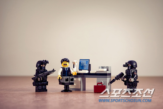 [게임 만평] FPS 게임 허위 신고 '스와팅', 무고한 사망자 발생