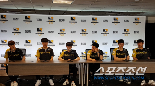 서울 다이너스티 선수들이 댈러스 퓨얼을 2대1로 꺾은 후 인터뷰를 하고 있다.