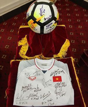 지난 6∼11일 베트남 정부가 실시한 경매에서 현지 부동산·리조트업체 FLC 그룹에 200억 동(9억5천400만 원)에 낙찰된 베트남 축구대표팀의 사인볼과 유니폼[베트남정부 홈페이지 캡처]