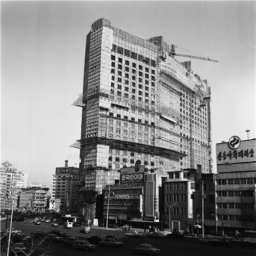 (서울=연합뉴스) 1973년 재개발 지역으로 지정된 소공지구는 도심재개발이 처음 시행된 곳으로 초기에는 화교회관을 건립해 재개발할 계획이었으나 지주들의 의견이 조율되지 않아 사업 진행이 지연되고 있었다. 이에 이 지역에 토지를 가지고 있던 ㈜한국화약(현 한화그룹)은 화교들이 소유한 이 지역 토지를 일괄 매입해 1976년 플라자호텔을 건축했다. [서울시 제공]
