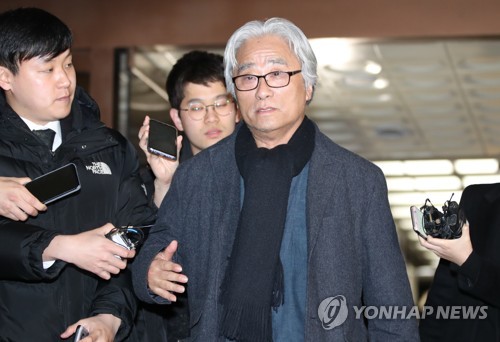 이윤택, 이틀간 28시간 조사 후 귀가…경찰, 구속영장 검토