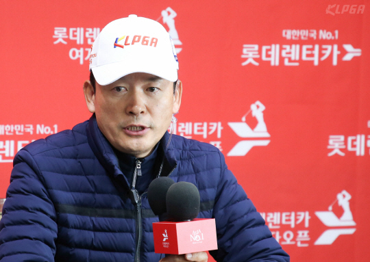 대회 취소를 설명하는 KLPGA 최진하 경기위원장. KLPGA/박준석