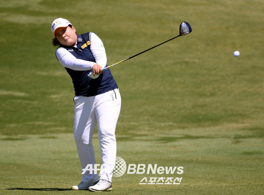 LOS ANGELES, CA - APRIL 22: Inbee Park of South Korea hits a tee shot on the sixth hole during round four of the Hugel-JTBC Championship at the Wilshire Country Club on April 22, 2018 in Los Angeles, California. Harry How/Getty Images/AFP== FOR NEWSPAPERS, INTERNET, TELCOS & TELEVISION USE ONLY ==ⓒAFPBBNews = News1