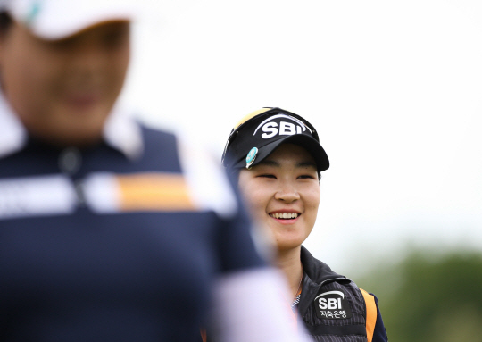 김아림 5번홀 승리후 밝은 표정으로 박인비를 뒤따라 이동하고 있다 제공=KLPGA/박준석