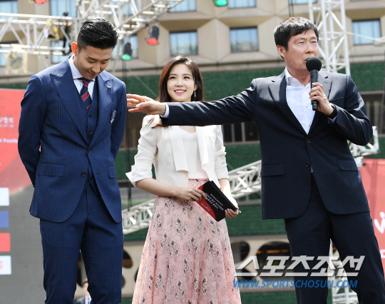 2018 러시아월드컵에 출전하는 축구대표팀의 서울광장 출정식이 21일 오후 서울광장에서 열렸다. 차범근이 손흥민을 칭찬하고 있다. 정재근 기자 cjg@sportschosun.com/2018.05.21/