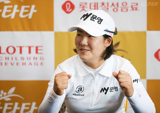 인터뷰전 2R 경기가 만족 스러웠다는 듯 두 주먹 쥐며 기뻐하고 있다. 제공=KLPGA/박준석