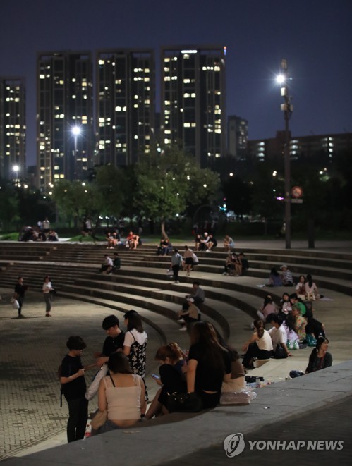 (서울=연합뉴스) 한종찬 기자 = '가마솥더위'가 연일 계속된 17일 오후 서울 반포 한강공원에서 시민들이 열대야를 피해 바람을 쐬고 있다. 2018.7.17 saba@yna.co.kr