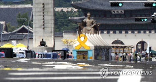 (서울=연합뉴스) 배재만 기자 = 폭염이 기승을 부린 22일 서울 도심 광화문 세종대왕상 앞 도로에 뜨거운 지열로 아지랑이가 피어오르고 있다. 2018.7.22 scoop@yna.co.kr