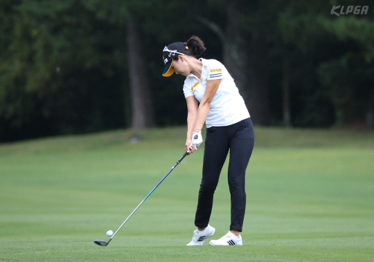 오지현 4번홀 세컨샷 시도하고 있다 제공=KLPGA/박준석