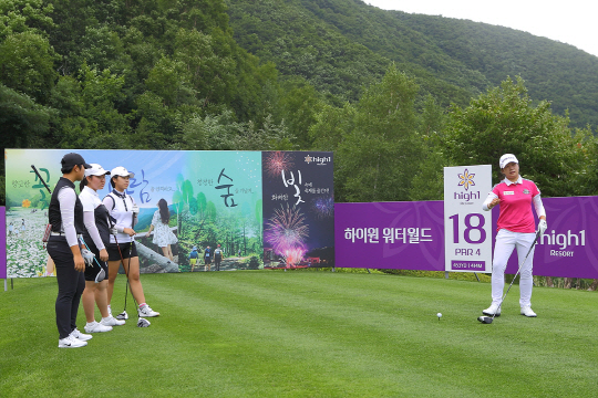 강원지역 골프꿈나무 초청 하이원 프로암대회에 참가해 꿈나무들에게 원포인트 레슨을 하고 있는 박보미. 제공=하이원리조트