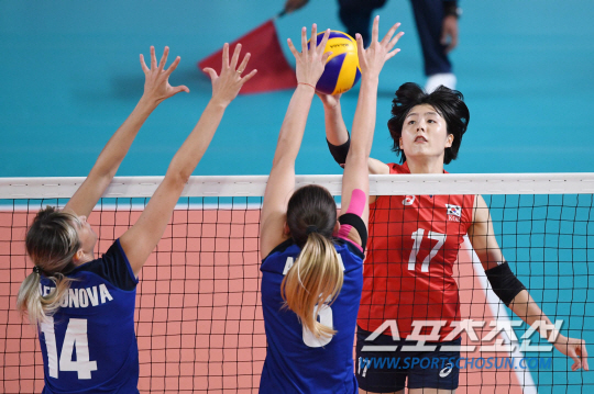 21일 오후 인도네시아 자카르타 겔로라 붕 카르노(GBK) 배구경기장에서 '2018 자카르타-팔렘방 아시아안게임' 여자배구 예선전 한국과 카자흐스탄의 경기가 열렸다. 한국 이재영이 스파이크 공격을 시도하고 있다.자카르타(인도네시아)=김경민 기자 kyungmin@sportschosun.com /2018.08.21/