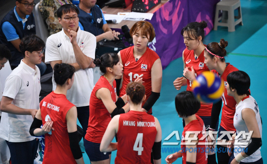 21일 오후 인도네시아 자카르타 겔로라 붕 카르노(GBK) 배구경기장에서 '2018 자카르타-팔렘방 아시아안게임' 여자배구 예선전 한국과 카자흐스탄의 경기가 열렸다. 차해원 감독과 선수들이 이야기를 나누고 있다.자카르타(인도네시아)=김경민 기자 kyungmin@sportschosun.com /2018.08.21/