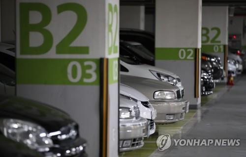 돌려막기로 아파트 주차장 명당 독차지한 밉상 부부