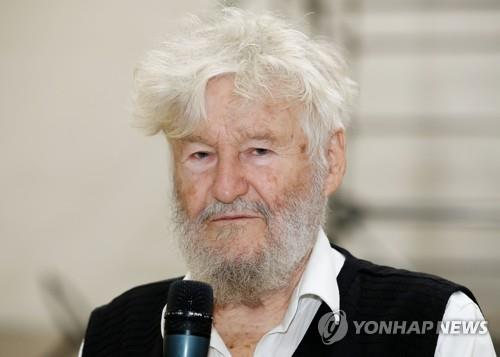 아힘 프라이어 오페라 연출가가 12일 오전 서울 중구 남산창작센터에서 열린 오페라 '니벨룽의 반지-라인의 황금' 프레스 리허설에서 작품 설명을 하고 있다.