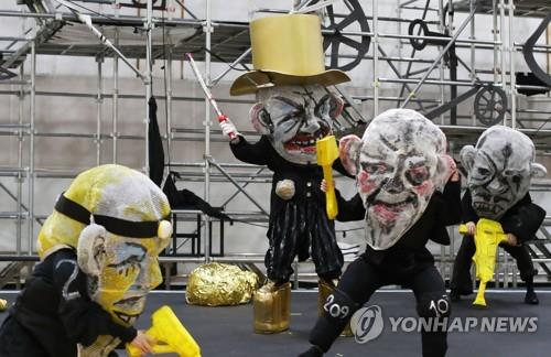 12일 오전 서울 중구 남산창작센터에서 열린 오페라 '니벨룽의 반지-라인의 황금' 프레스 리허설에서 출연진이 공연 일부를 시연하고 있다.