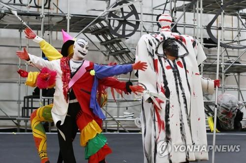 12일 오전 서울 중구 남산창작센터에서 열린 오페라 '니벨룽의 반지-라인의 황금' 프레스 리허설에서 출연진이 공연 일부를 시연하고 있다.