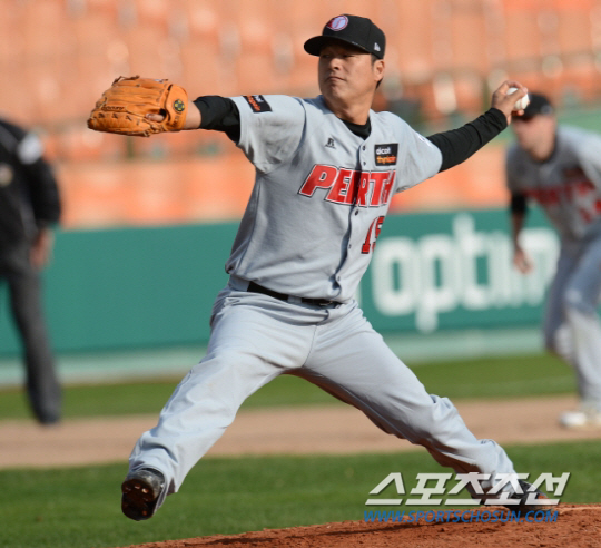 2012년 11월 부산 사직구장에서 열린 아시아시리즈 요미우리전에 등판한 구대성. 당시 퍼스 히트 소속이었다. 정재근 기자