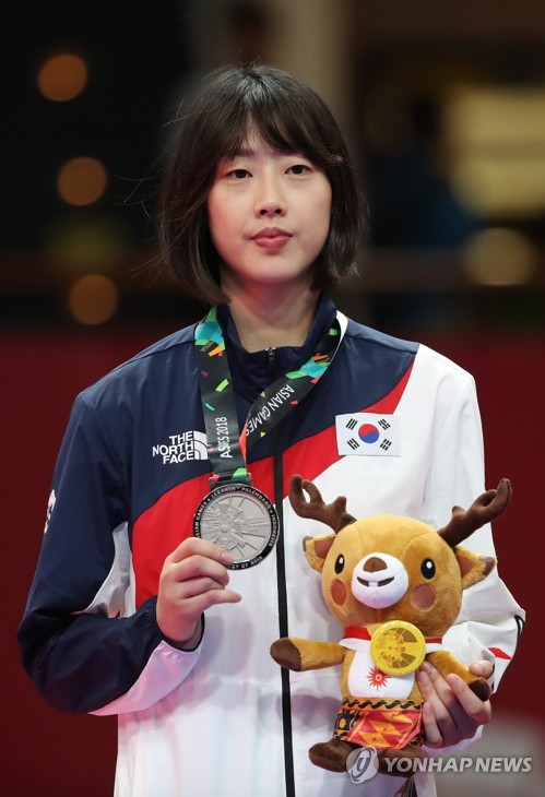 (자카르타=연합뉴스) 박동주 기자 = 21일 오후 (현지시간) 인도네시아 자카르타 컨벤션센터에서 열린 2018 자카르타-팔렘방 아시안게임 태권도 겨루기 여자 57㎏급 시상식에서 이아름이 은메달을 걸고 있다. 2018.8.21 pdj6635@yna.co.kr (끝)