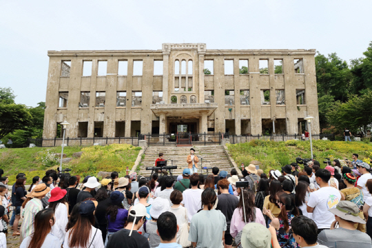 ◇지난 7월 철원 노동당사에서 열린 '제1회 피스트레인 뮤직페스티벌' 공연장면