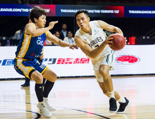 ◇상대 드리블을 막아서고 잇는 삼성 김태술(왼쪽). Power Sport Images for Asia League