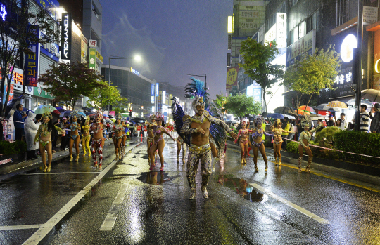 ◇일본의 삼바재즈팀 바로파로스가 거리에서 신나는 공연을 펼치고 있다. 사진제공=원주문화재단