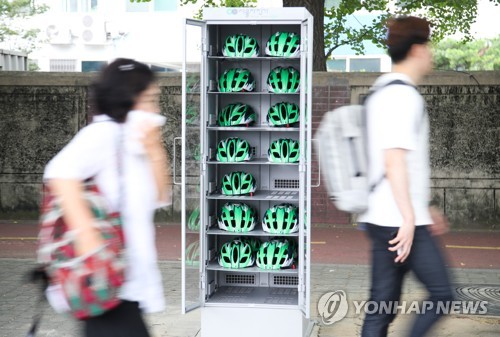 (서울=연합뉴스) 류효림 기자 = 26일 오전 서울 여의도 지하철 5호선 여의나루역 1번 출구 앞 따릉이 대여소에 비치된 헬멧이 군데군데 비어 있다. 25일 서울시에 따르면 20일부터 23일 사이 여의도 일대 따릉이 대여소 등에 헬멧 858개를 비치했지만, 이 가운데 25.4%인 218개가 없어진 것으로 파악됐다. 2018.7.26 ryousanta@yna.co.kr (끝)