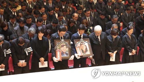 (서울=연합뉴스) 김현태 기자 = 19일 오후 서울 동대문구 서울시립대학교에서 열린 히말라야 다울라기리 산군(山群) 구르자히말 남벽 직등 신루트 개척에 나섰다가 세상을 떠난 '2018 코리안웨이 구르자히말 원정대' 대원들의 합동 영결식에서 참석자들이 고인들을 추모하고 있다. 2018.10.19 mtkht@yna.co.kr (끝)