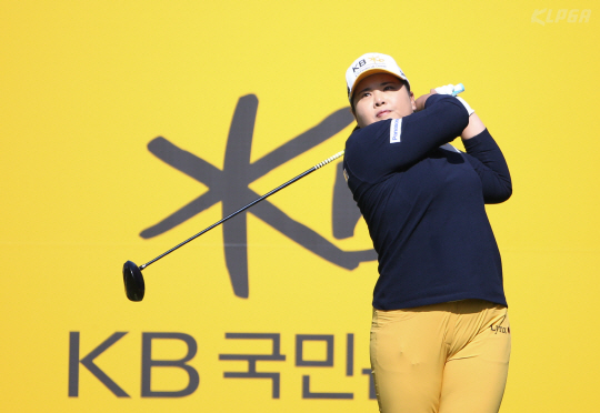 박인비 5번홀 티샷 날리고 있다